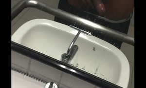 Novinho pauzudo batendo punheta no banheiro da faculdade
